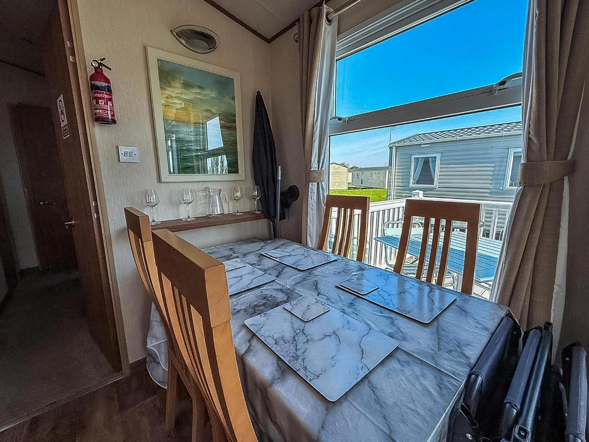 Stunning 6 Berth Caravan With Decking At Southview Holiday Park Ref 33175V Skegness Exterior photo