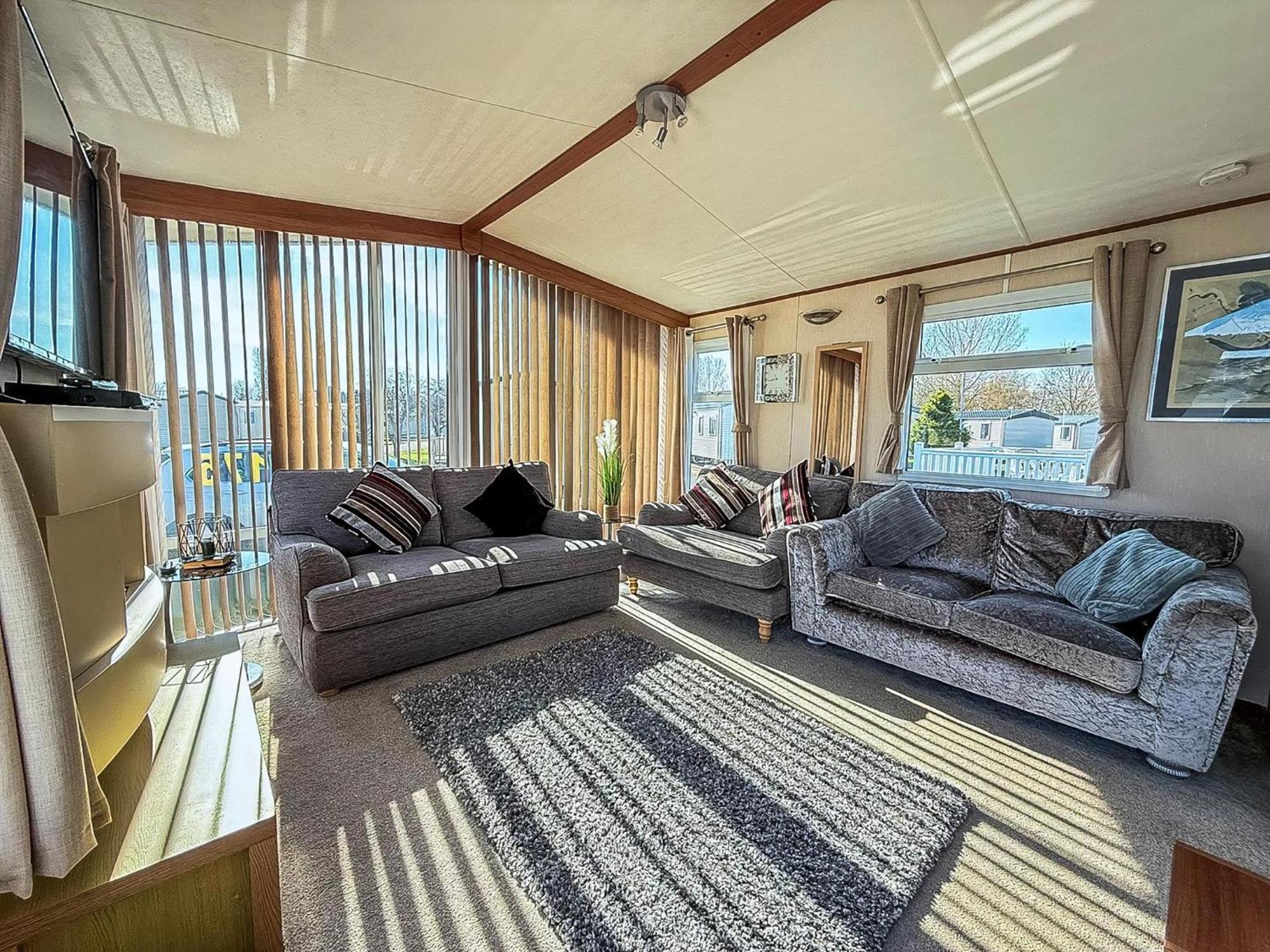 Stunning 6 Berth Caravan With Decking At Southview Holiday Park Ref 33175V Skegness Exterior photo
